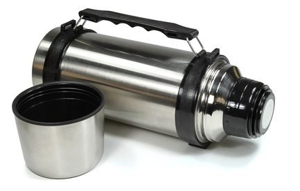 Wie entfernt man alte Gerüche und Schmutzreste aus einer Thermoskanne?